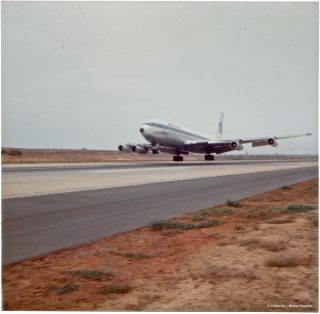 Boeing 707 à l'atterrissage. Boeing 707 à l'atterrissage.