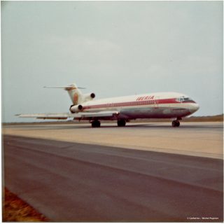 Boeing 727 à l'atterrissage, reverse enclenchée. Boeing 727 à l'atterrissage, reverse enclenchée.