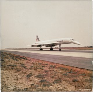 2 • Concorde au roulage, quelques secondes après l'atterrissage. 2 • Concorde au roulage, quelques secondes après l'atterrissage.